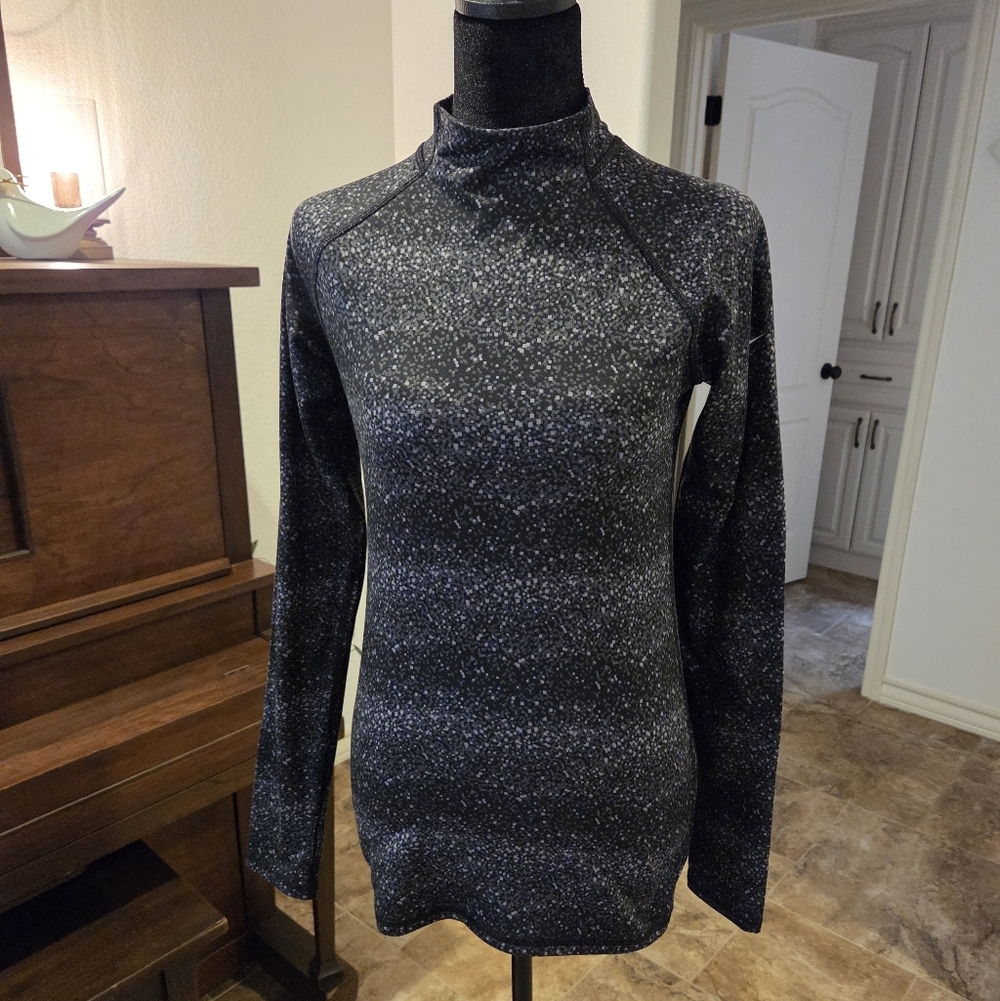 Nike Black and White Patterned Long Sleeve Shirt. Great For Runs On Cool Days!